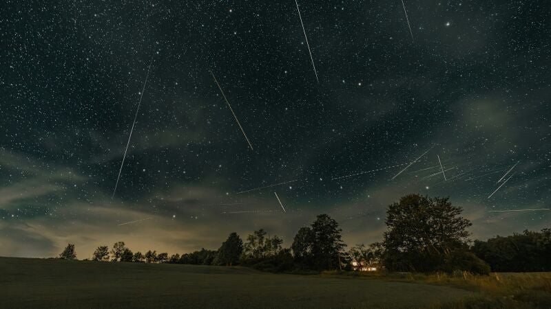 Espectacular imagen del cielo estrellado y con estrellas fugaces.