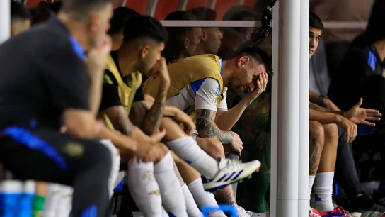 Leo Messi rompe a llorar en el banquillo tras caer lesionado en la final de la Copa América Leo Messi rompe a llorar en el banquillo tras caer lesionado en la final de la Copa América