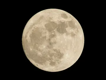 Espectacular foto de la luna llena.