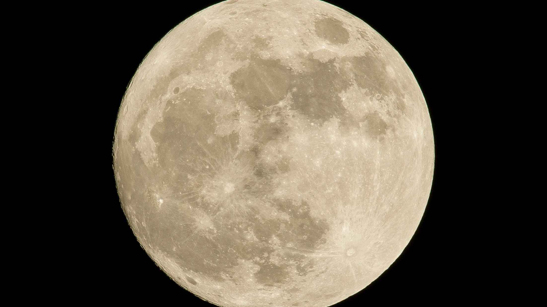 Espectacular foto de la luna llena.