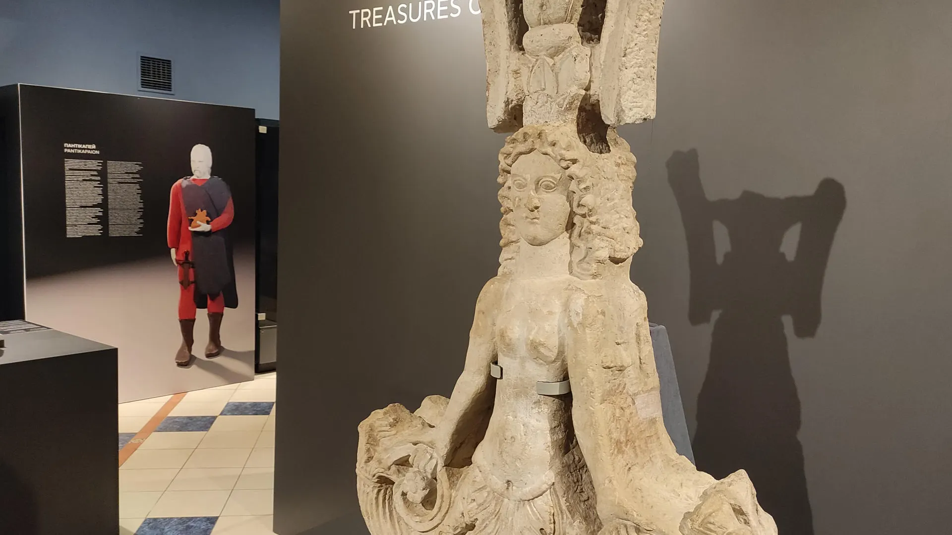 Estatua de piedra caliza de entre el siglo I antes de Cristo y el siglo II que representa a una diosa de inspiración griega. Fue encontrada en la península de Crimea y es parte de la exposición 'Los tesoros de Crimea. El retorno' que se exhibe estos días en Kiev.
