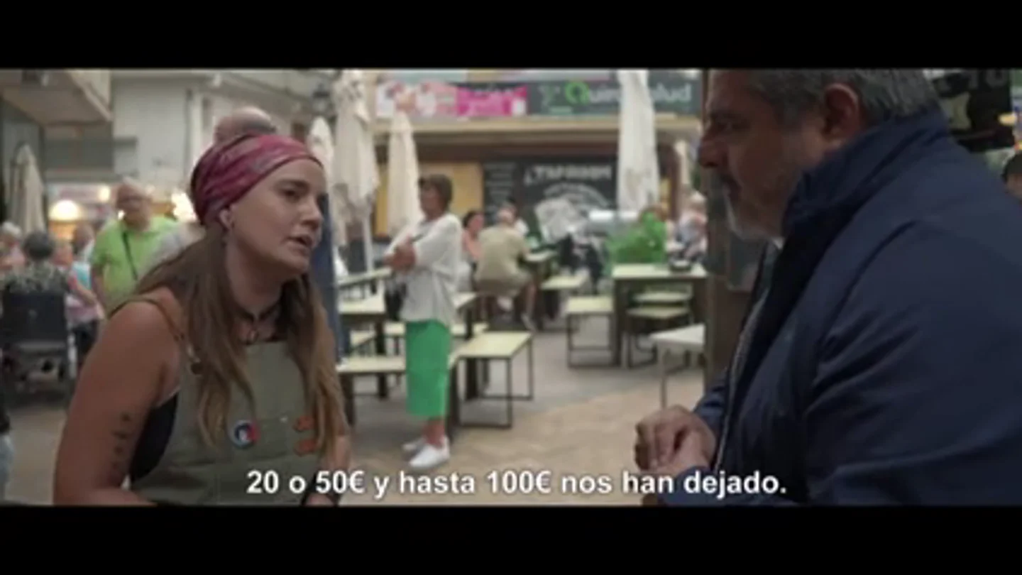 Una camarera, de la diferencia entre turistas españoles y extranjeros: "El inglés deja 150 euros semanales por cabeza" Una camarera, de la diferencia entre turistas españoles y extranjeros: "El inglés deja 150 euros semanales por cabeza"