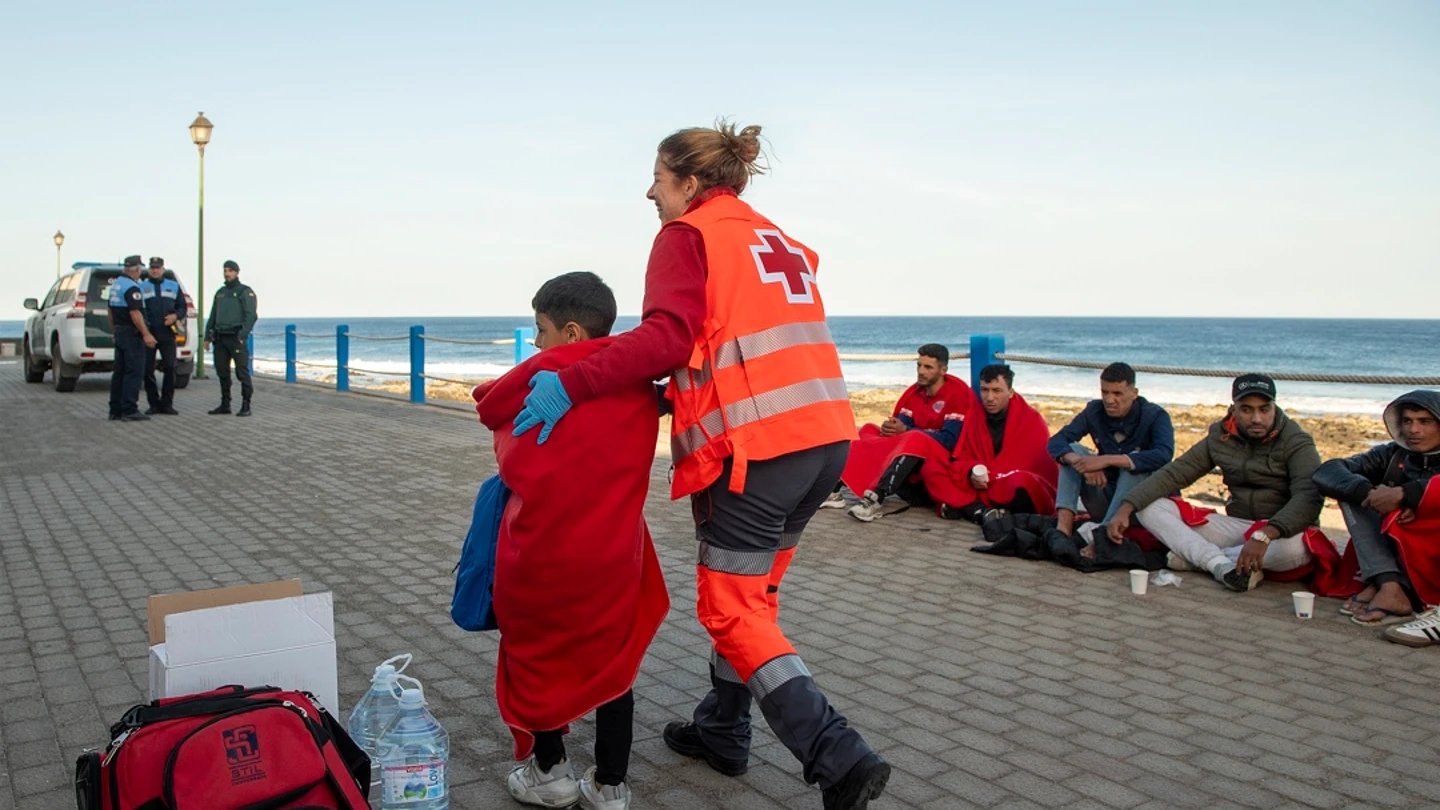 Imagen de archivo de un menor atendido por Cruz Roja tras llegar en un grupo de migrantes a Canarias. Imagen de archivo de un menor atendido por Cruz Roja tras llegar en un grupo de migrantes a Canarias.