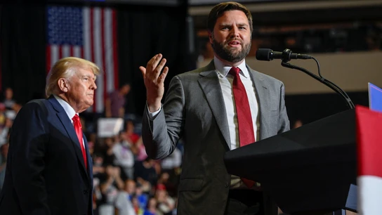 JD Vance habla ante la multitud en un mitin celebrado por el expresidente de los Estados Unidos, Donald Trump, en Youngstown. JD Vance habla ante la multitud en un mitin celebrado por el expresidente de los Estados Unidos, Donald Trump, en Youngstown.