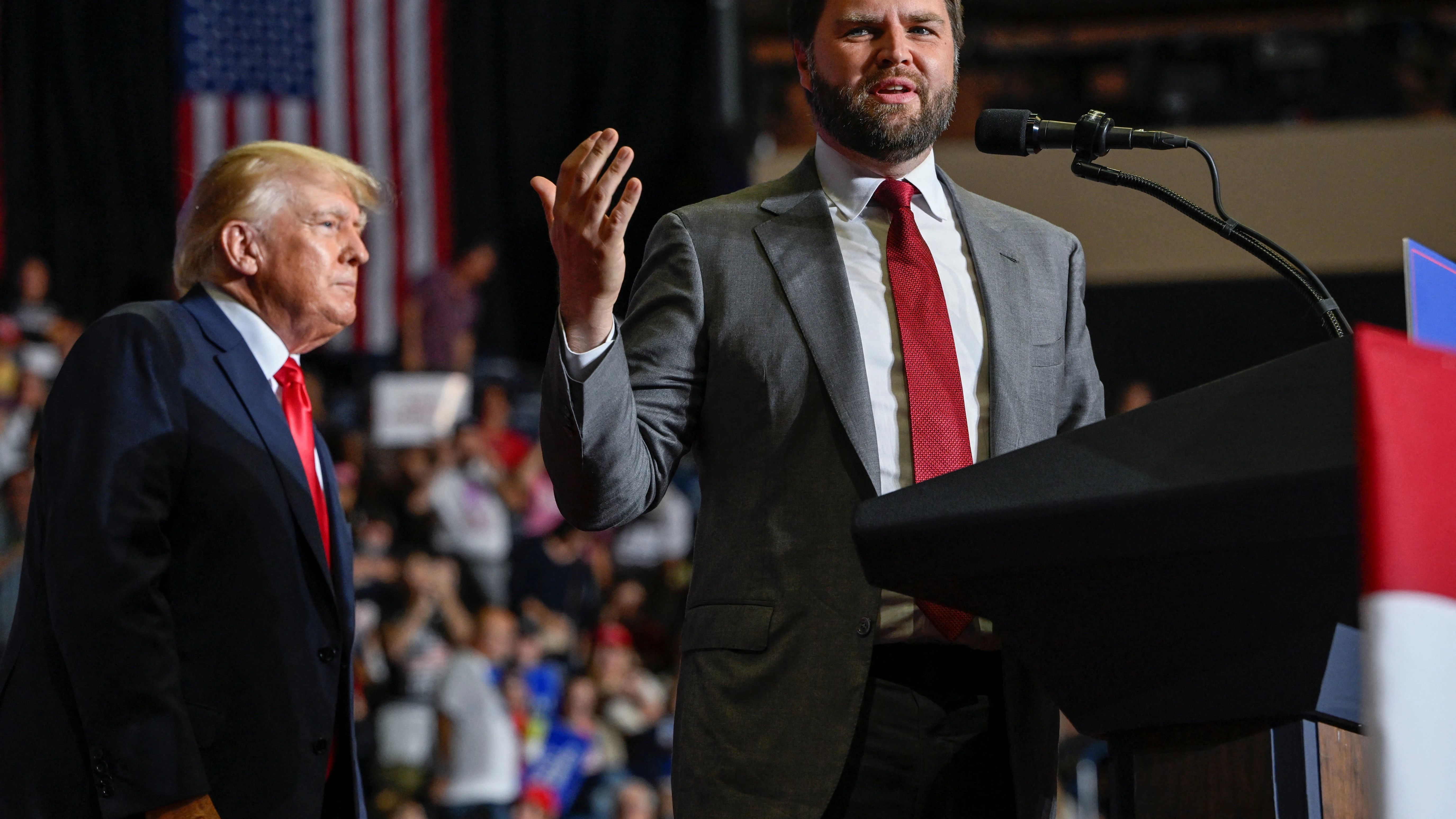 JD Vance habla ante la multitud en un mitin celebrado por el expresidente de los Estados Unidos, Donald Trump, en Youngstown.