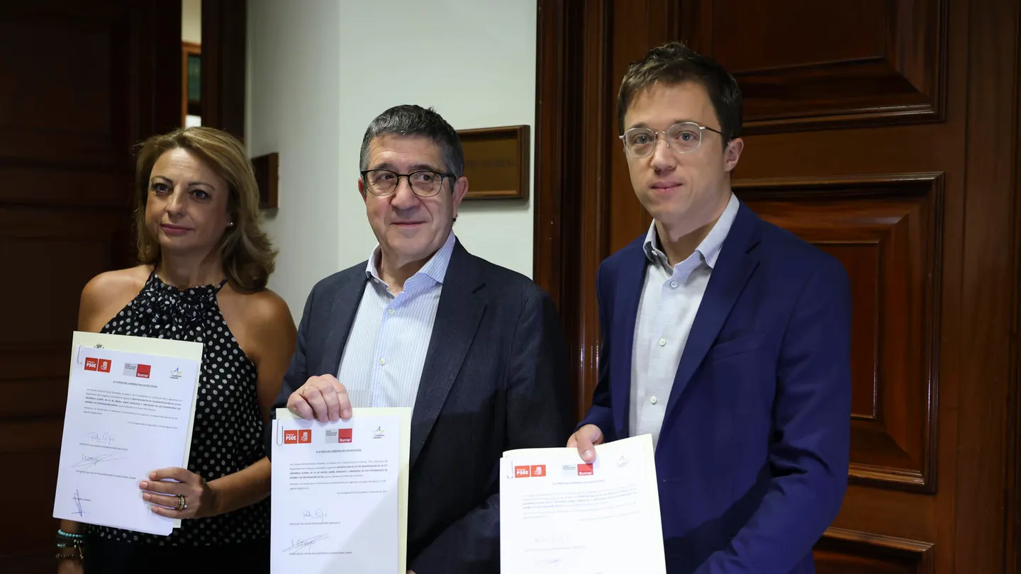 Los portavoces del PSOE, Patxi López (c); de Sumar, Íñigo Errejón (d), y de Coalición Canaria, Cristina Valido, en el registro de la reforma de la ley de extranjería Los portavoces del PSOE, Patxi López (c); de Sumar, Íñigo Errejón (d), y de Coalición Canaria, Cristina Valido, en el registro de la reforma de la ley de extranjería