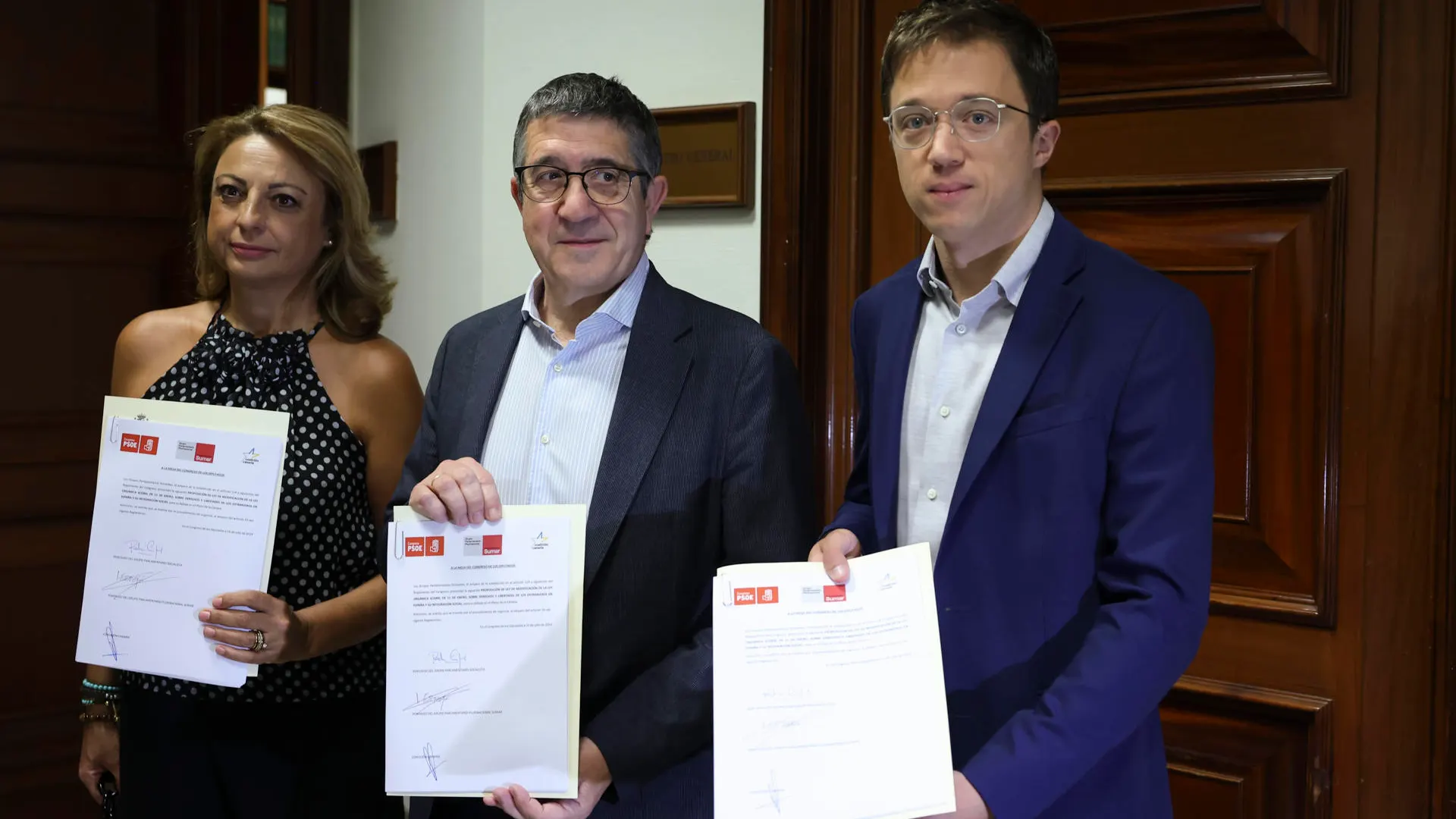 Los portavoces del PSOE, Patxi López (c); de Sumar, Íñigo Errejón (d), y de Coalición Canaria, Cristina Valido, en el registro de la reforma de la ley de extranjería
