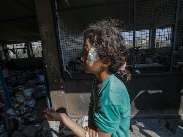 Una niña palestina herida tras el ataque israelí a una escuela de la UNRWA en el campo de refugiados de Nuseirat.