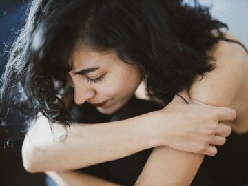 Una mujer triste y pensativa