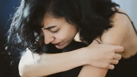 Una mujer triste y pensativa Una mujer triste y pensativa