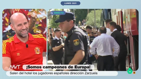 Gonzalo Miró celebra la victoria de España en la Eurocopa y se pone la camiseta Gonzalo Miró se presenta hoy en Más Vale Tarde con su particular homenaje a la selección española después de su victoria en la Eurocopa. La reacción de Cristina Pardo, y los divertidos 'dardos' de Iñaki López, en este vídeo.