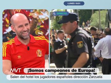Gonzalo Miró celebra la victoria de España en la Eurocopa y se pone la camiseta