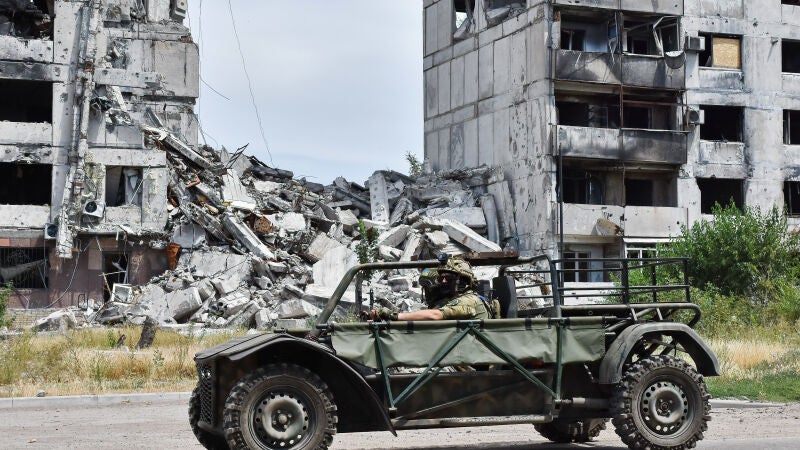 Soldados ucranianos circulan en torno a las ruinas de un edificio en Ucrania.
