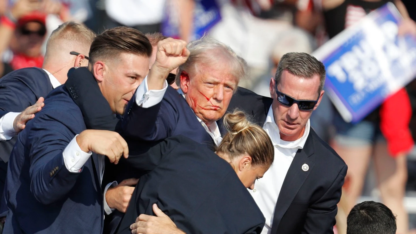 El ex presidente estadounidense Donald Trump es sacado del escenario por el Servicio Secreto tras el intento de asesinato durante un mitin de campaña en Pensilvania (Estados Unidos). El ex presidente estadounidense Donald Trump es sacado del escenario por el Servicio Secreto tras el intento de asesinato durante un mitin de campaña en Pensilvania (Estados Unidos).