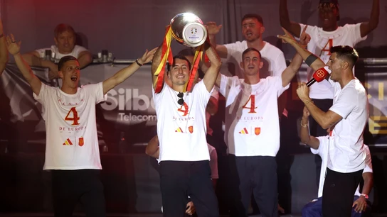 Oyarzabal levanta la Eurocopa en Cibeles Oyarzabal levanta la Eurocopa en Cibeles