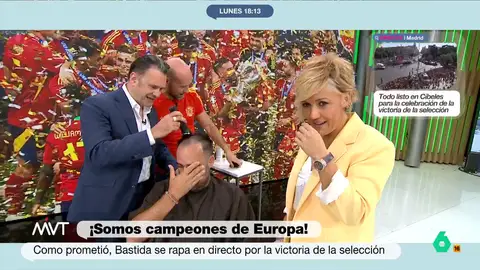 Cristina Pardo reacciona en este vídeo al rapado en directo de Javier Bastida, que cumple su promesa de pasarse la maquinilla por la cabeza si España ganaba la Eurocopa: "¿Pero por qué jugaste a esto?", le pregunta.