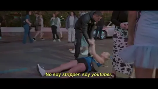 La reacción de 'Zazza, el italiano' cuando unas mujeres intentan bailar con él en Benidorm: "¡No soy stripper!" La reacción de 'Zazza, el italiano' cuando unas mujeres intentan bailar con él en Benidorm: "¡No soy stripper!"