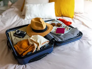 Maleta preparada para una escapada veraniega Maleta preparada para una escapada veraniega
