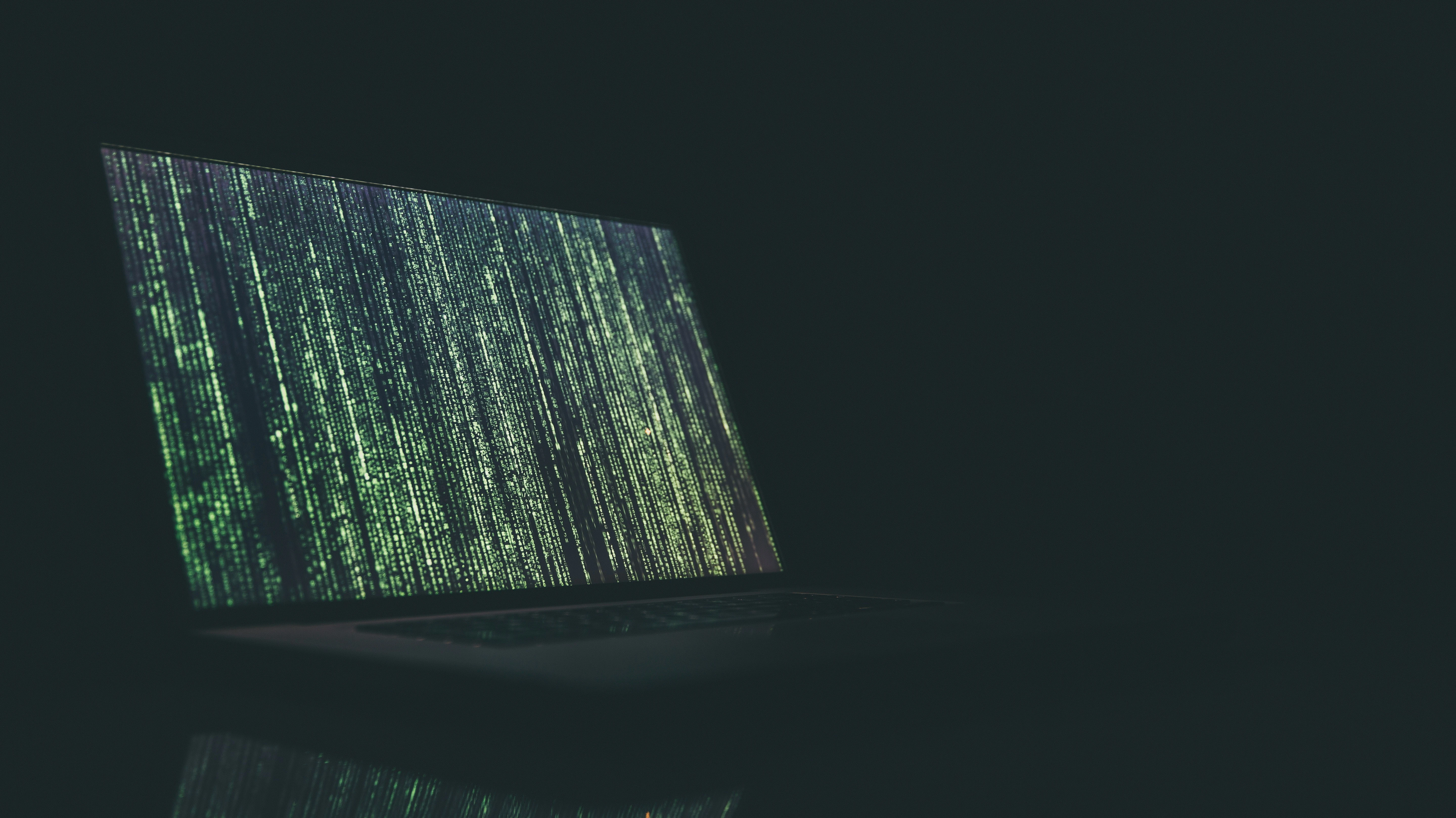 Pantalla de un ordenador con unos datos ininteligibles.