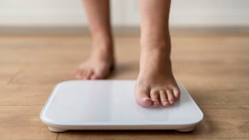Persona pesándose en una báscula