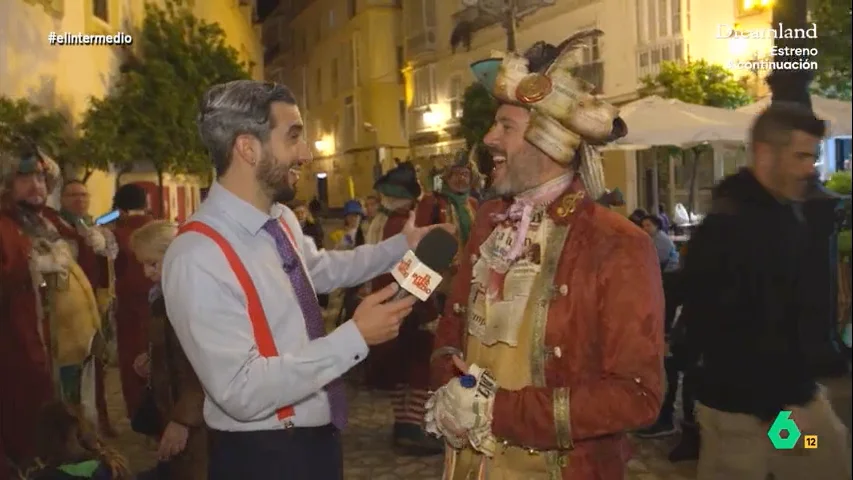 En este reportaje de Isma Juárez, que ahora recupera El Intermedio, el reportero visitaba los Carnavales de Cádiz con un atuendo para la ocasión: un disfraz de Wyoming que, como se ve en este vídeo, no todo el mundo terminó de coger.