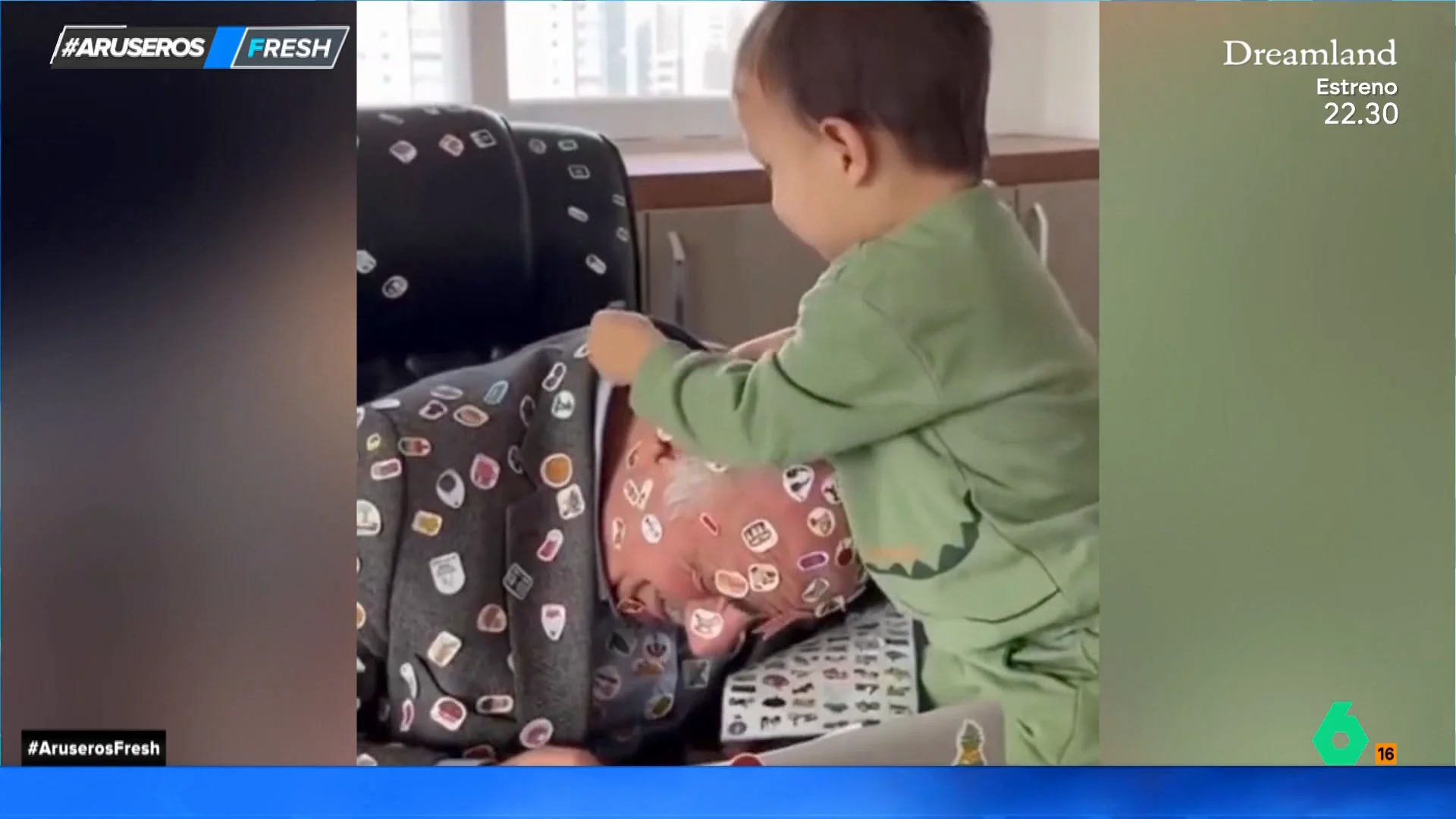 La graciosa travesura de este niño que 'decora' a su abuelo con todas las pegatinas del álbum 