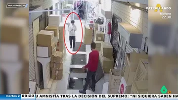 Un chico cae por una trampilla en una tienda y las cámaras de seguridad del sótano captan el final de la caída