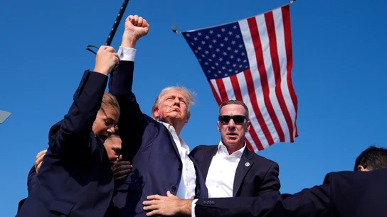 El expresidente de Estados Unidos Donald Trump, instantes después de ser tiroteado durante un mitin en Pensilvania. El expresidente de Estados Unidos Donald Trump, instantes después de ser tiroteado durante un mitin en Pensilvania.
