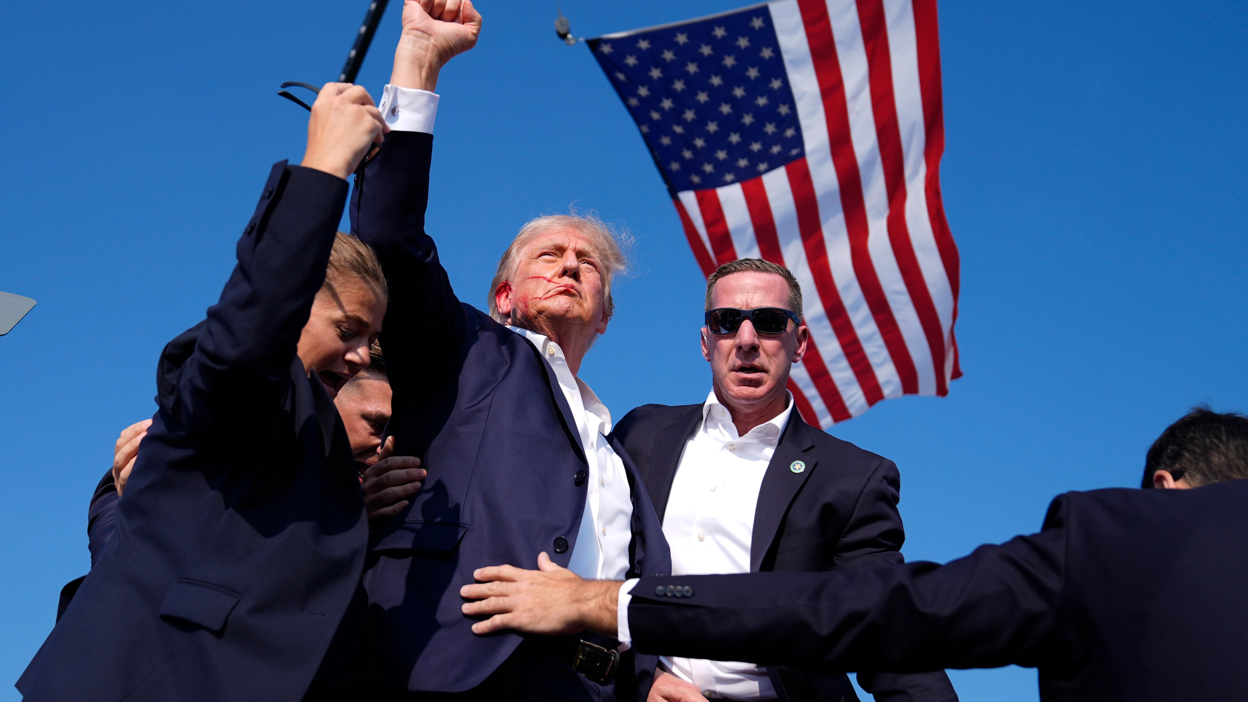 El expresidente de Estados Unidos Donald Trump, instantes después de ser tiroteado durante un mitin en Pensilvania.