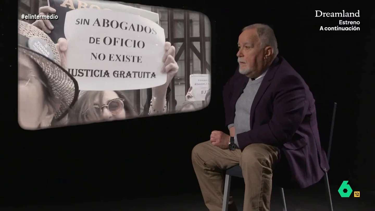 José Muelas denuncia la precariedad de los abogados de oficio "Para un abogado que tiene que estar todas las mañanas defendiendo por 250 euros significa su ruina total", afirmaba José Muelas, abogado de oficio, sobre la situación de su colectivo en esta entrevista de Andrea Ropero que recupera El Intermedio.