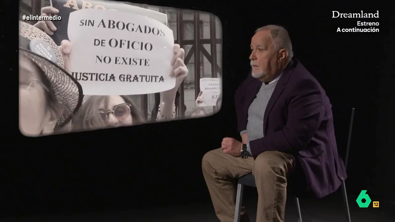 "Para un abogado que tiene que estar todas las mañanas defendiendo por 250 euros significa su ruina total", afirmaba José Muelas, abogado de oficio, sobre la situación de su colectivo en esta entrevista de Andrea Ropero que recupera El Intermedio.