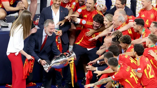 El Rey Felipe VI celebra la victoria de España junto a la selección con el trofeo en sus manos El Rey Felipe VI celebra la victoria de España junto a la selección con el trofeo en sus manos/ EFE/EPA/GEORGI LICOVSKI