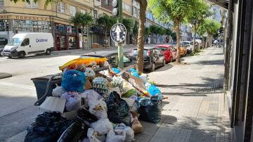 Basura acumulada en las calles de A Coruña, con contenedores repletos
