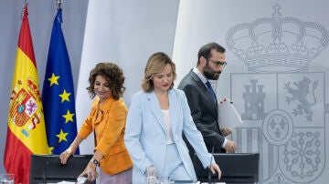María Jesús Montero, Pilar Alegría y Carlos Cuerpo, en la rueda de prensa posterior al Consejo de Ministros. 