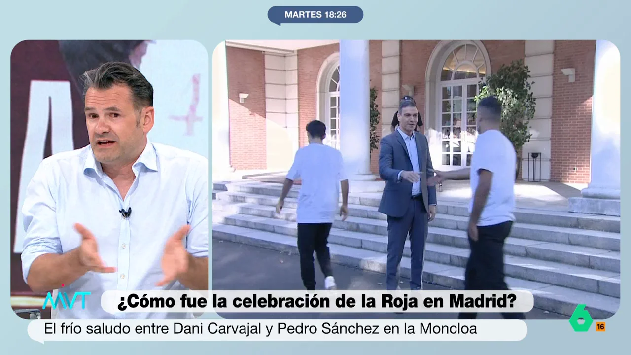 "Este saludo ni el besamanos en Zarzuela son obligatorios. Te quedas en el autobús si no te gusta y no vas" comenta Iñaki López en este vídeo de Más Vale Tarde donde analiza el frío saludo de Dani Carvajal a Pedro Sánchez en la Moncloa.