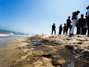 Vista del vertido en la playa de El Saler, a 16 de julio de 2024, en Valencia, Comunidad Valenciana (España).