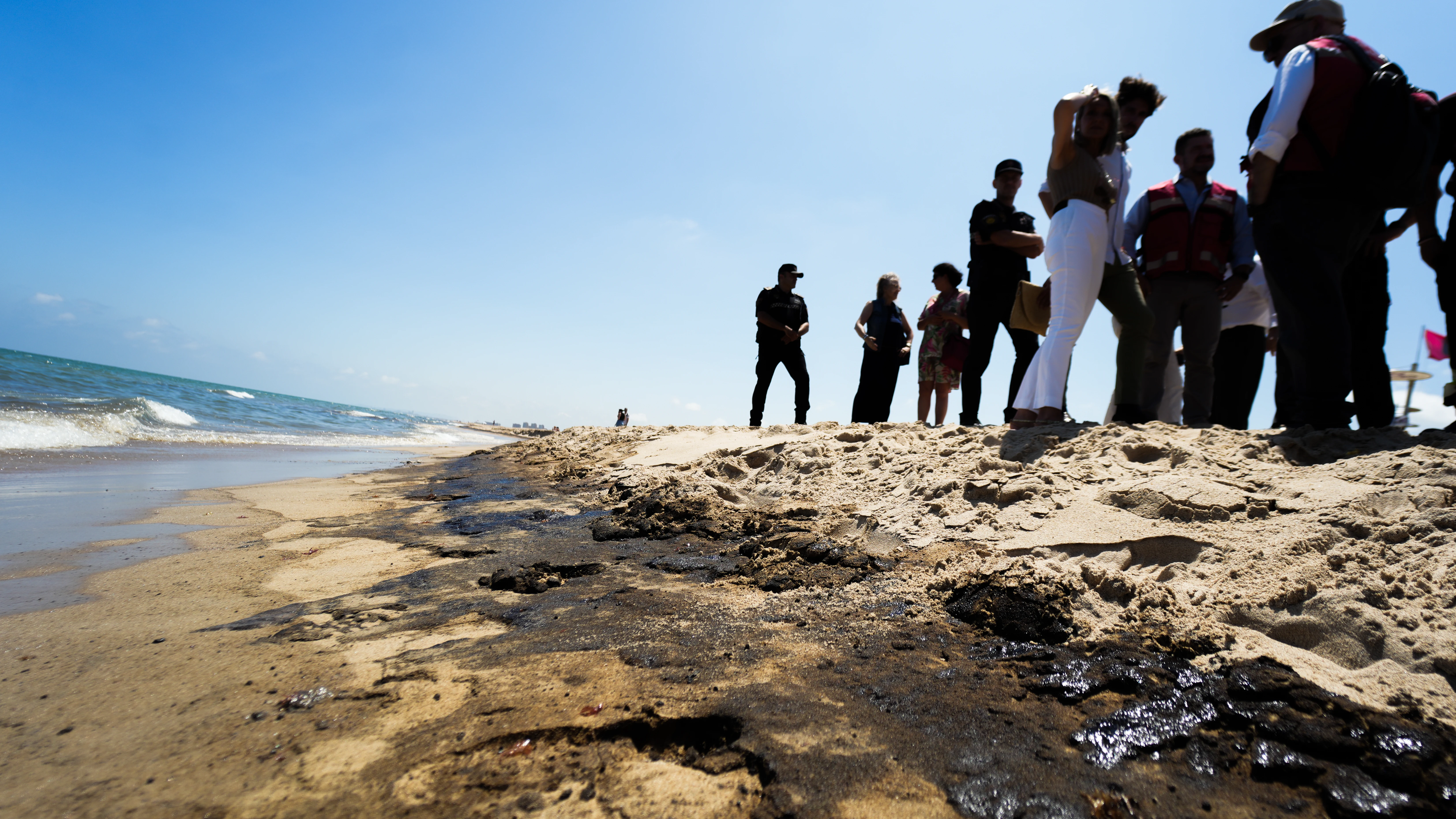 Vista del vertido en la playa de El Saler, a 16 de julio de 2024, en Valencia, Comunidad Valenciana (España).