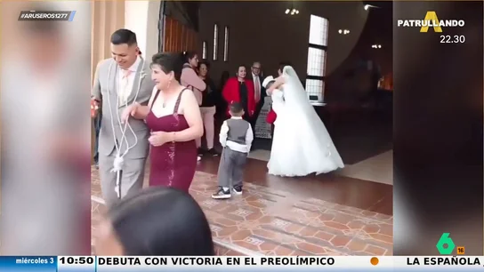 Un hombre se olvida de su esposa por irse con su madre el día de su boda Un hombre se olvida de su esposa por irse con su madre el día de su boda