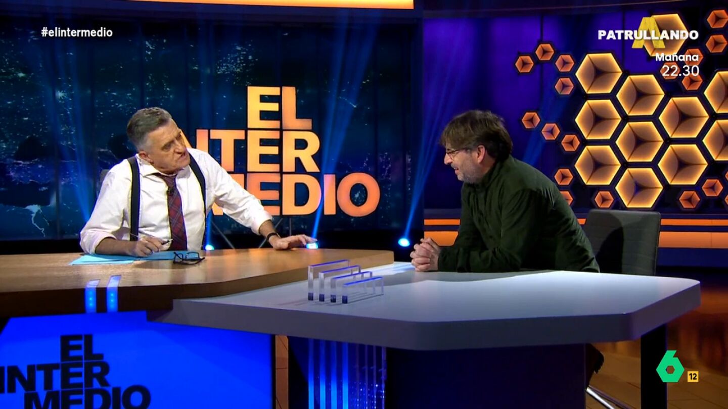 En este momento, que ahora recupera El Intermedio, Jordi &Eacute;vole y Wyoming tienen un divertido duelo de preguntas. Catalu&ntilde;a, el Bar&ccedil;a, Pedro S&aacute;nchez y hasta la retirada de Wyoming, entre los temas que abordan en este v&iacute;deo.