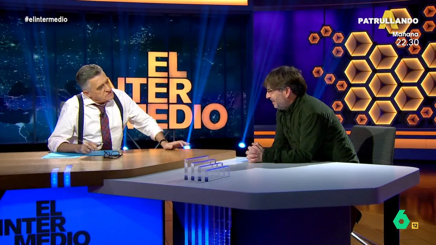 "¿Qué hay de cierto de tu romance con Isabel Díaz Ayuso?": la surrealista pregunta de Jordi Évole a Wyoming En este momento, que ahora recupera El Intermedio, Jordi Évole y Wyoming tienen un divertido duelo de preguntas. Cataluña, el Barça, Pedro Sánchez y hasta la retirada de Wyoming, entre los temas que abordan en este vídeo.