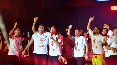Rodrigo, Álvaro Morata y Dani Carvajal durante la celebración de la victoria en la Eurocopa de la selección española de fútbol, a 15 de julio de 2024, en Madrid (España)