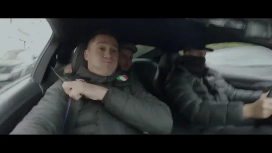 El mal rato de 'Zazza el italiano' en el coche del "Fernando Alonso" del Distrito 17: "¿Le ha parado la policía alguna vez?" El mal rato de 'Zazza el italiano' en el coche del "Fernando Alonso" del Distrito 17: "¿Le ha parado la policía alguna vez?"