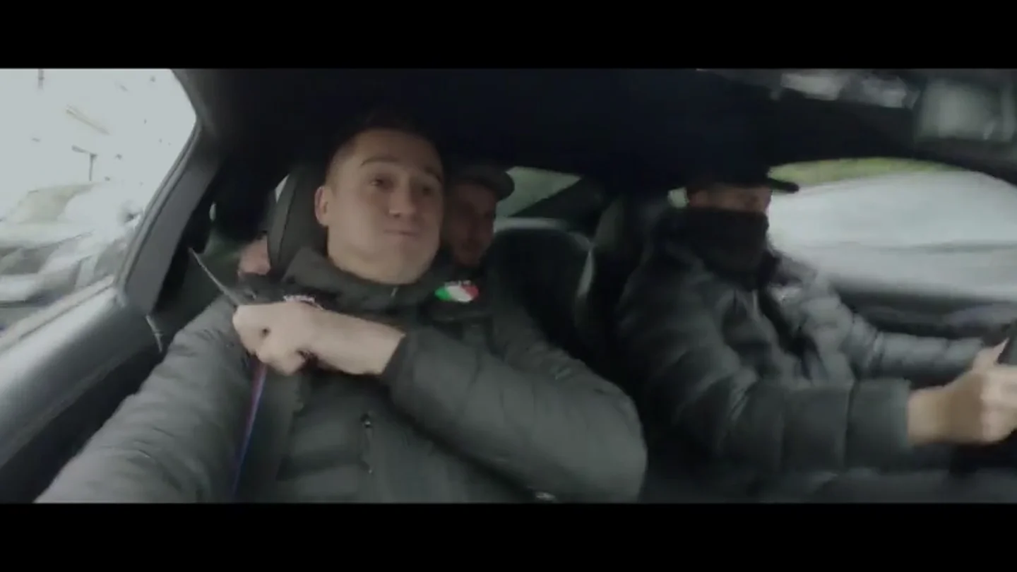 El mal rato de 'Zazza el italiano' en el coche del "Fernando Alonso" del Distrito 17: "¿Le ha parado la policía alguna vez?" El mal rato de 'Zazza el italiano' en el coche del "Fernando Alonso" del Distrito 17: "¿Le ha parado la policía alguna vez?"
