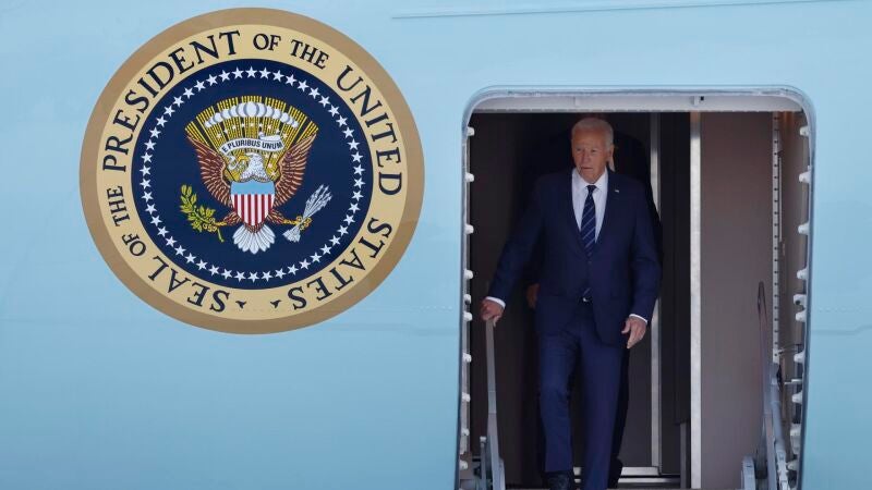 El presidente de Estados Unidos, Joe Biden, baja del Air Force One en Las Vegas, donde tiene previstos varios actos de campaña