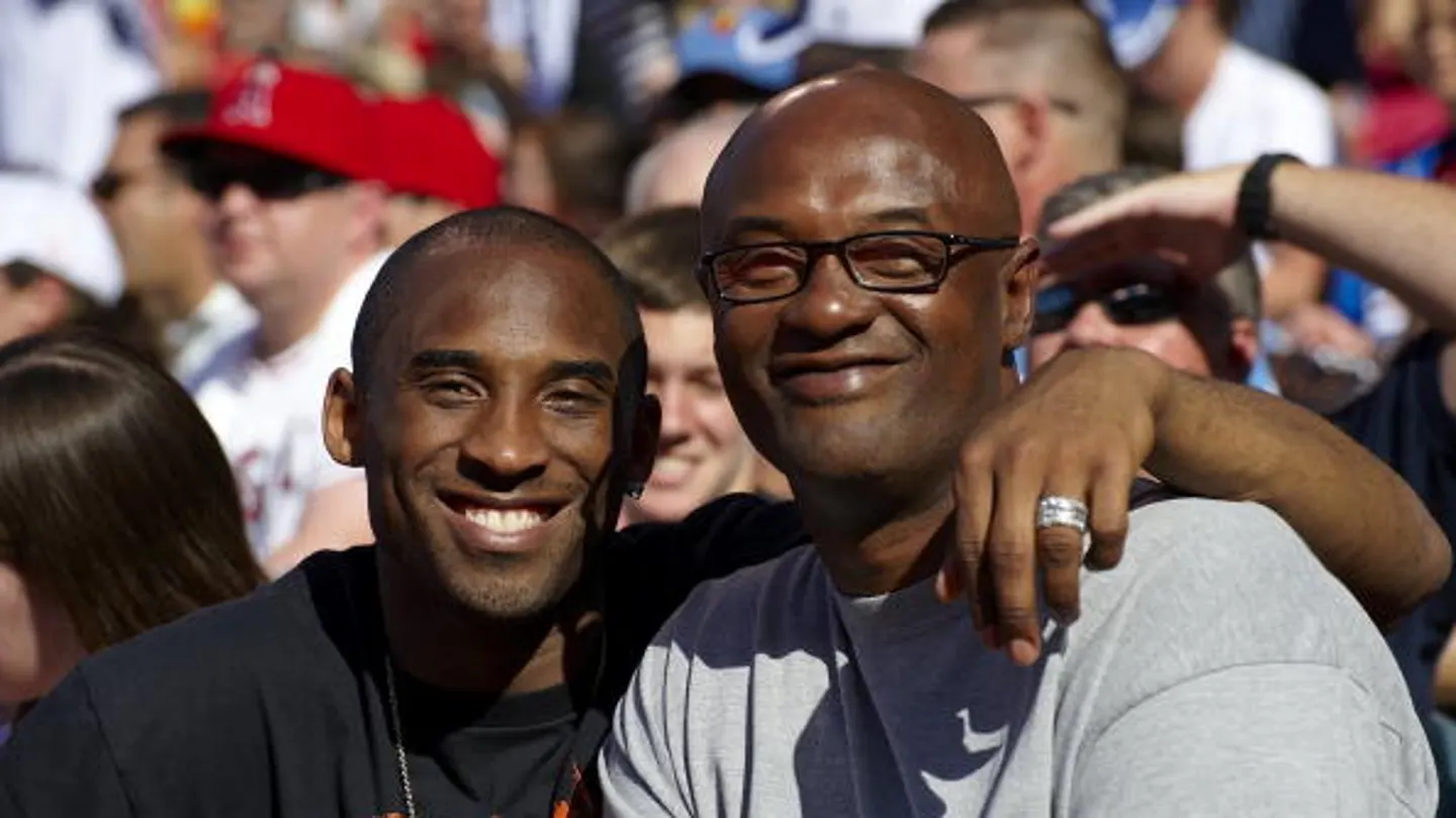 Muere a los 69 años el exjugador Joe Bryant, padre de Kobe Bryant Joe y Kobe Bryant juntos durante un partido de béisbol