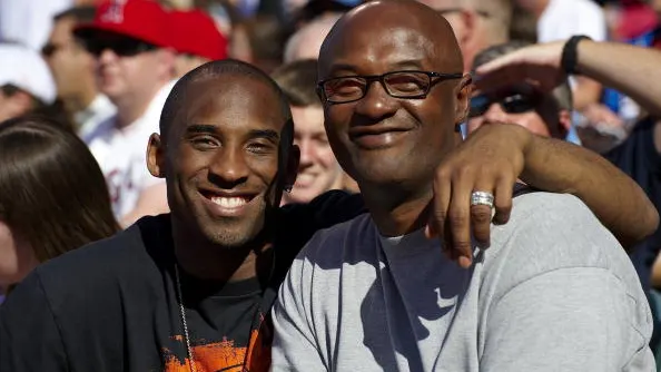 Joe y Kobe Bryant juntos durante un partido de béisbol