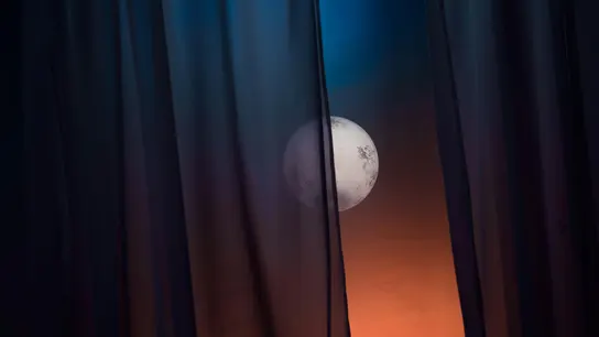 Espectacular imagen de la luna llena a través de una ventana. Espectacular imagen de la luna llena a través de una ventana.