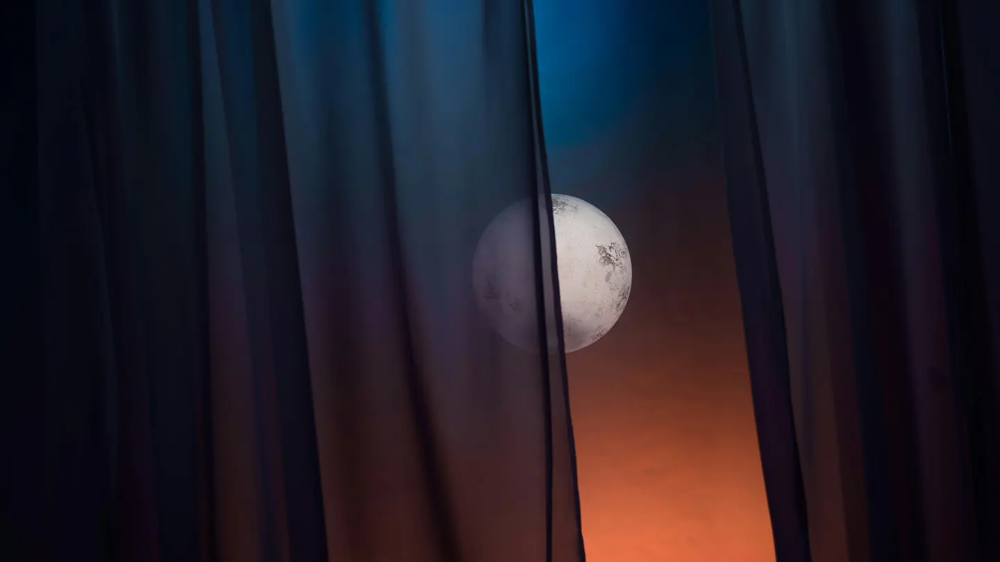Espectacular imagen de la luna llena a través de una ventana. Espectacular imagen de la luna llena a través de una ventana.