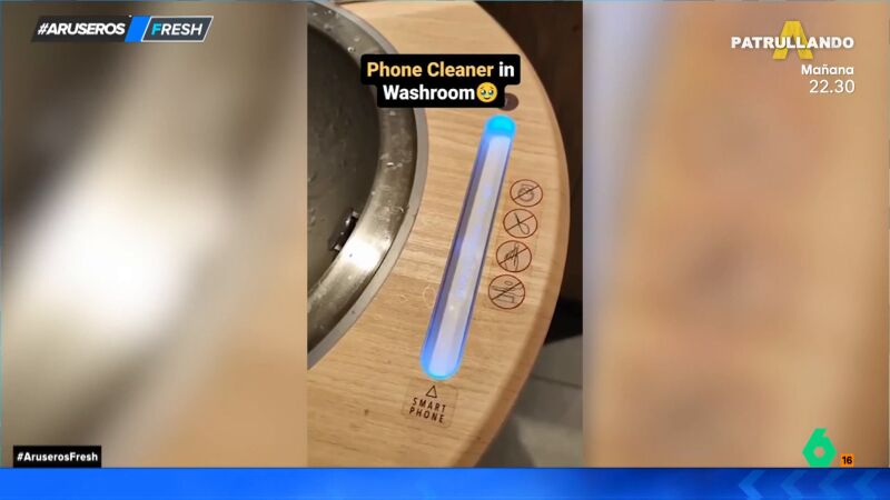 Una empresa japonesa crea un limpiador de móviles para los baños de un restaurante en Japón