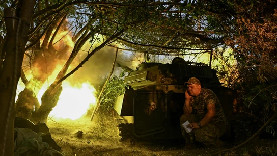 Un artillero de las Fuerzas Armadas de Ucrania dispara un obús hacia las tropas rusas, en la región de Donetsk, Ucrania, el 14 de julio de 2024. Un artillero de las Fuerzas Armadas de Ucrania dispara un obús hacia las tropas rusas, en la región de Donetsk, Ucrania, el 14 de julio de 2024.